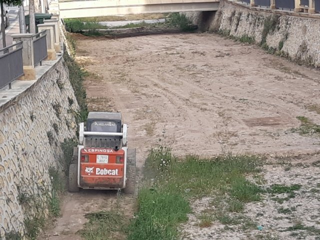 Realizan trabajos de limpieza y mantenimiento en el cauce de la rambla de La Santa a su paso por el casco urbano de Totana