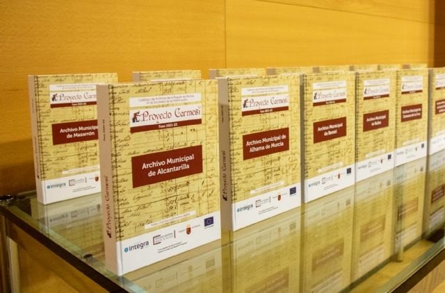 La concejala de Patrimonio y Archivo recibe gran parte de los padrones municipales de habitantes del siglo XIX digitalizados en el marco del Proyecto Carmesí