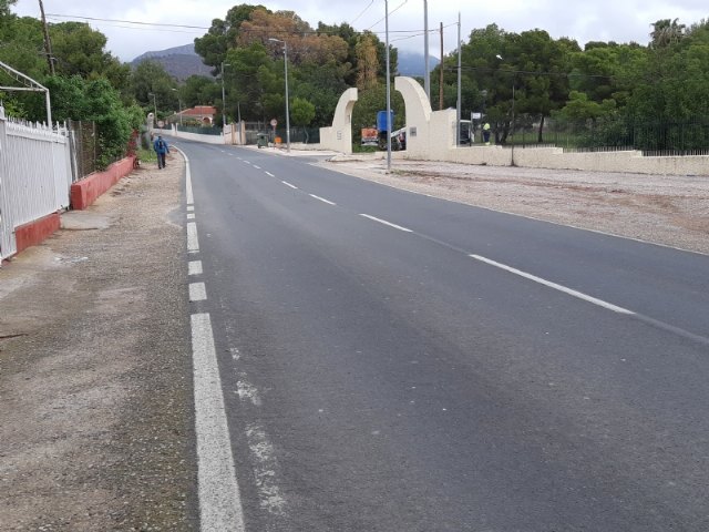 Piden la colocación de ralentizadores de velocidad y la construcción de una glorieta que regule el acceso a la urbanización “La Charca”