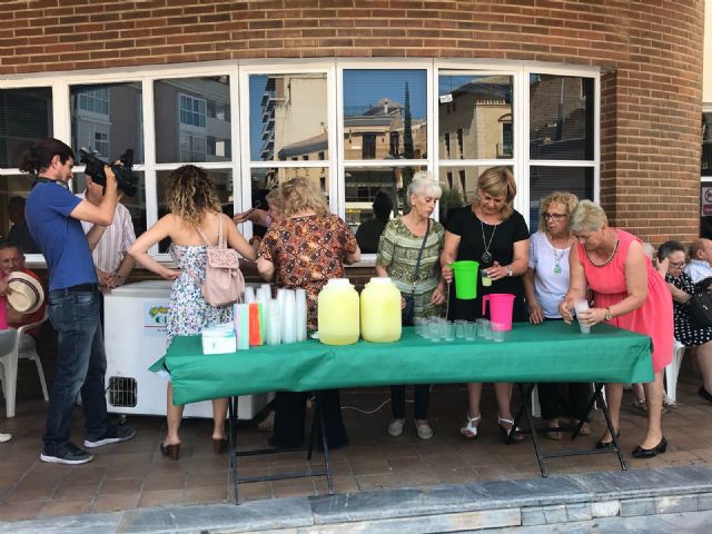 Comienza el programa de festejos del Centro Municipal de Personas Mayores de la plaza Balsa Vieja, con el tradicional reparto de granizado de limón a los usuarios y socios