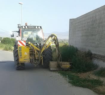 Acometen trabajos de desbroce en vías rurales y calles de la pedanía de El Paretón-Cantareros