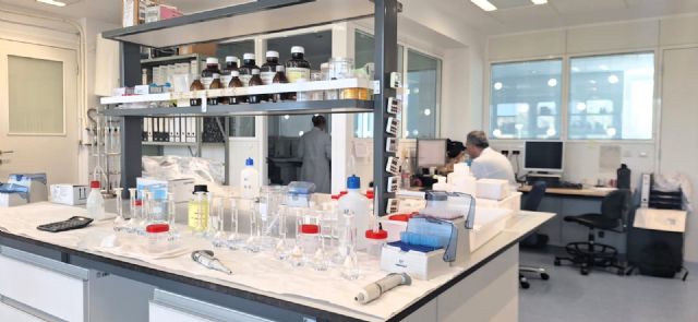 La CHS formaliza el contrato de toma de muestras y análisis para reforzar el control de la calidad de las aguas