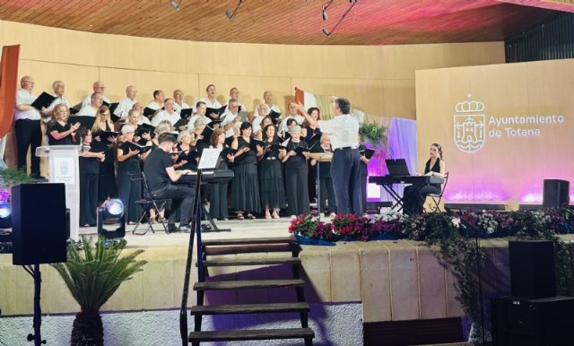 Los amantes de la música popular y tradicional local disfrutan de una entrañable velada nocturna con el festival 'Así canta Totana', donde se mezclan y proyectan los sonidos propios de la tierra