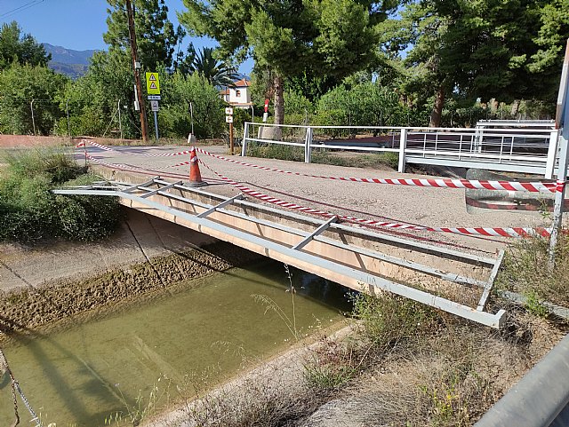 Se repara el guardarraíles del puente de Yéchar