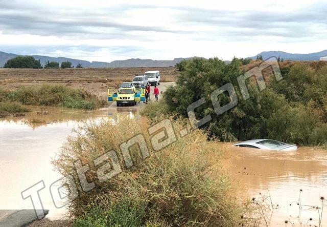 Río Guadalentín a su paso por Lébor, donde podemos ver un coche bajo las aguas / @Franserort