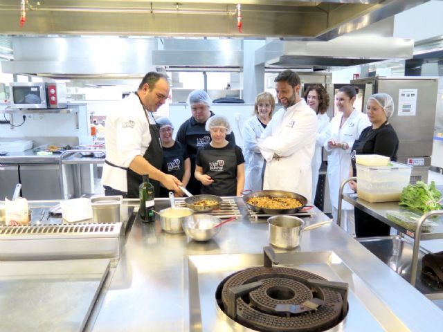 Jóvenes con síndrome de Down demuestran su talento en los fogones en el concurso 'Assido Chef' celebrado en el CCT