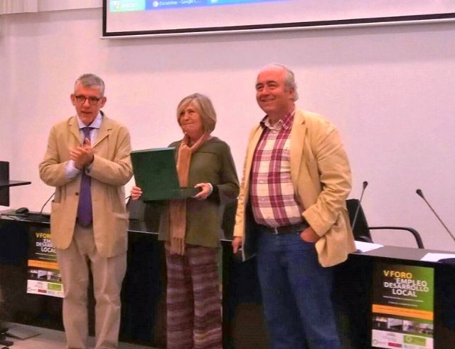 La técnico de Empleo y Desarrollo Local del Ayuntamiento de Totana, Isabel Morera, recibe el Premio 'Mejor Técnico de Desarrollo Local de este año