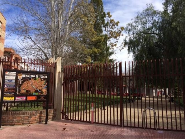 Se cierra el parque municipal 'Marcos Ortiz' este viernes para evitar accidentes como consecuencia de los efectos del fuerte viento