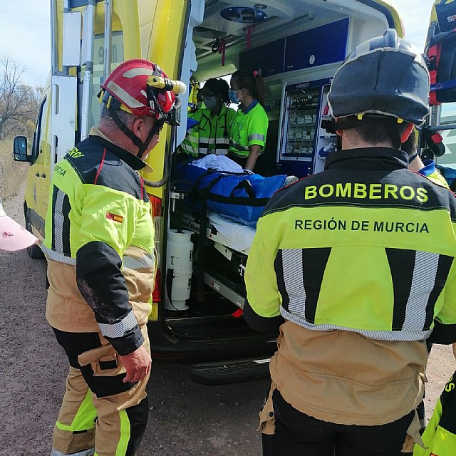 Rescatan a un trabajador al caer su vehículo a un canal, en Totana