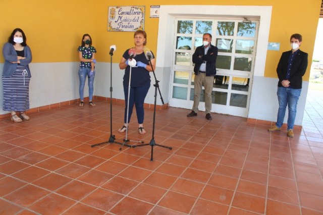 Autoridades municipales y responsables vecinales explican los planes que tienen las Administraciones Públicas para la reapertura del Consultorio Médico de El Paretón-Cantareros por el COVID-19