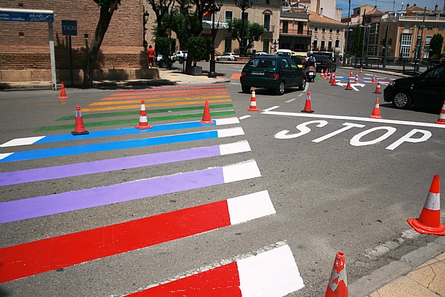 Finalizan los trabajos de repintado de los pasos de peatones con los colores de la bandera arcoíris en la plaza de la Constitución para concienciar de los derechos del colectivo LGTBI