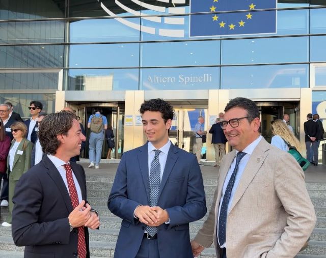La Región de Murcia lleva al Parlamento Europeo su modelo de deporte inclusivo y el ejemplo de superación de Ángel Turpín