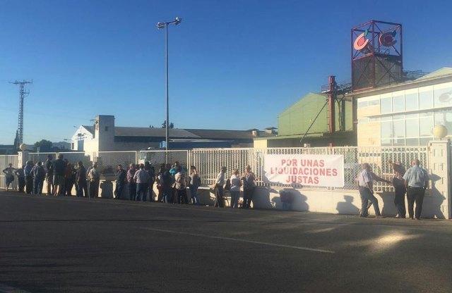El PP de Totana expresa su solidaridad con los socios de COATO que se están manifestando estos días a las puertas de la cooperativa