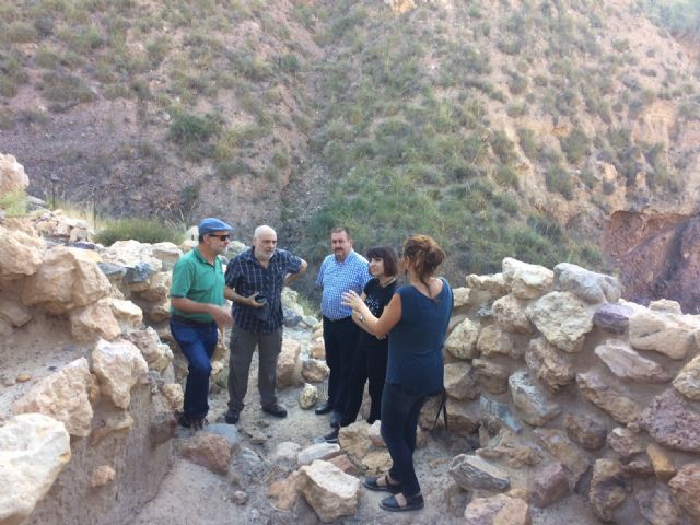 Técnicos de Patrimonio Histórico de la Comunidad Autónoma evalúan el estado de la muralla del yacimiento arqueológico de La Bastida
