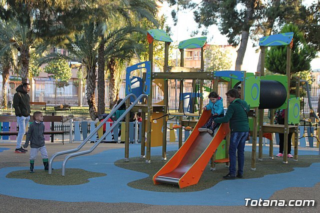 Abierta al público la nueva área de juegos infantiles del parque municipal 'Marcos Ortiz'