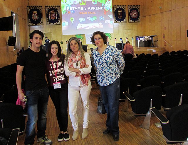 La totanera María Andreo Yllanes participó en la Fase Final del concurso «Rétame y aprendo», en la categoría de Bachillerato