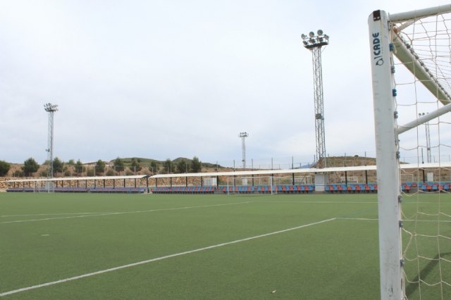 Instalan seis nuevos focos en dos torres de iluminación del campo 1 de la Ciudad Deportiva “Valverde Reina”