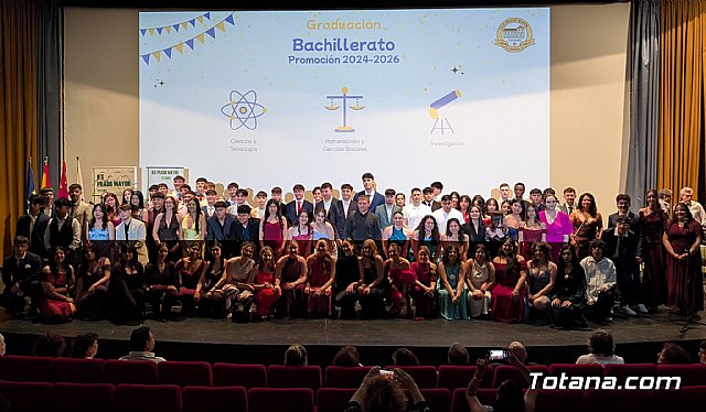 El IES Prado Mayor de Totana despide a su promoción de Bachillerato 2024-2026 entre música, lágrimas y el último pase de lista