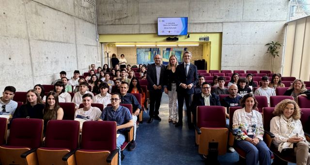 Más de 500 alumnos de Secundaria y Bachillerato de 13 institutos participan en el concurso de infografías financieras