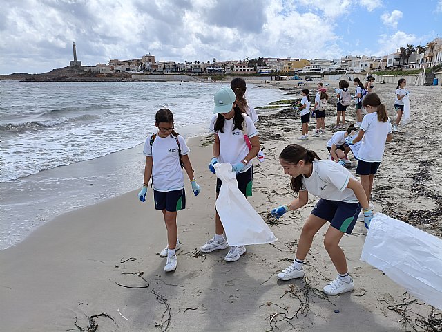 Alumnos de Murcia y la Vega Baja impulsan acciones para proteger la sostenibilidad del mar y las playas de su entorno