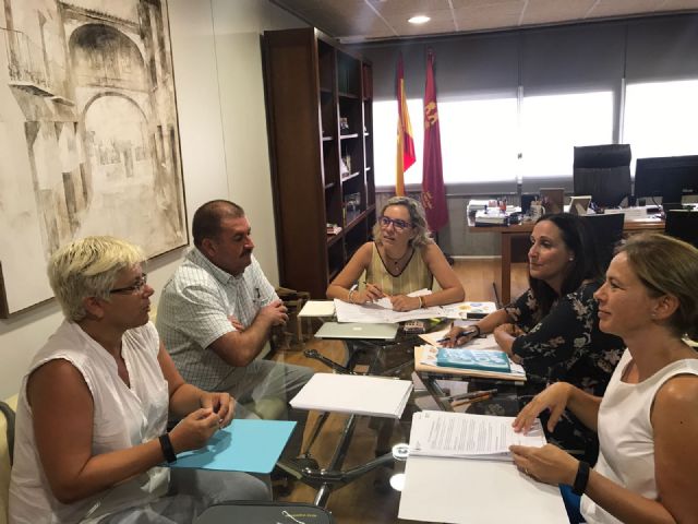 Autoridades municipales se reúnen con la consejera de Educación y su equipo directivo