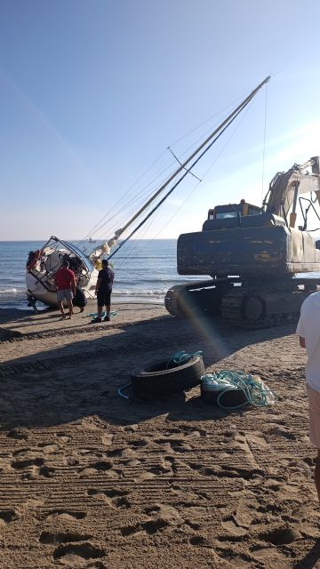 Capitanía Marítima retira y precinta el velero encallado  en la Ensenada de la Enca&ntilde;izada, al norte de Cabo de Palos