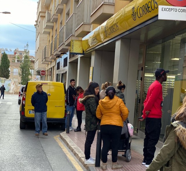 El alcalde va a solicitar a Correos la dotación de más recursos humanos para prestar un servicio adecuado y de calidad en la oficina de Totana