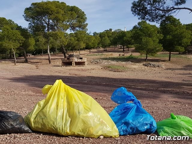 Escolares recogen basura en el paraje de La Santa