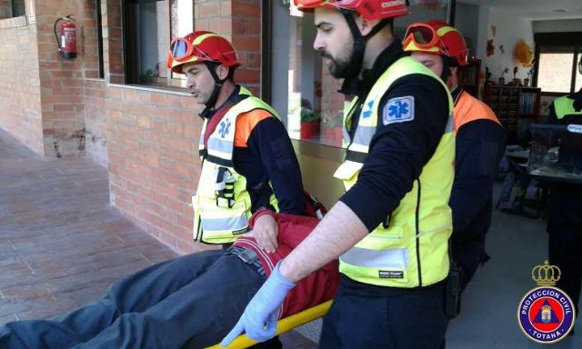 Alumnos del colegio 'Reina Sofía'participan en un simulacro de evacuación del edificio en caso de terremoto