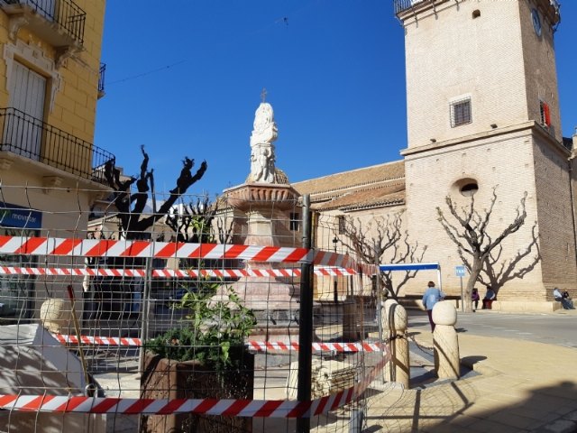 Se acometen obras de reparación en la emblemática Fuente de la Plaza