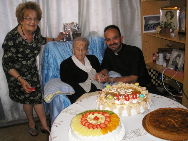 La vecina Ana María Muñoz Andreo celebró su centenario acompañada de familiares y amigos