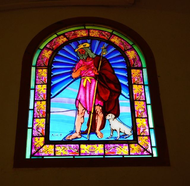 Detalle de la vidriera de San Roque en el Coro de su Ermita