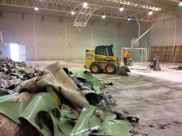 Acometen obras de sustitución del pavimento de la Sala Escolar en la pedanía de El Paretón-Cantareros