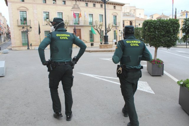 Efectivos de la Guardia Civil y Policía Local intensifican y endurecen los controles, tanto en puntos fijos como móviles, advirtiendo de la necesidad del confinamiento domiciliario