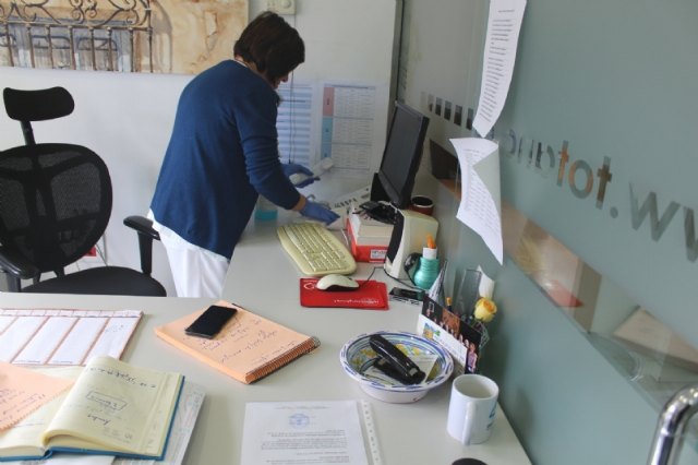 Se intensifican los protocolos de actuación para proteger al personal municipal, incrementando la limpieza y desinfección exhaustiva de sus dependencias