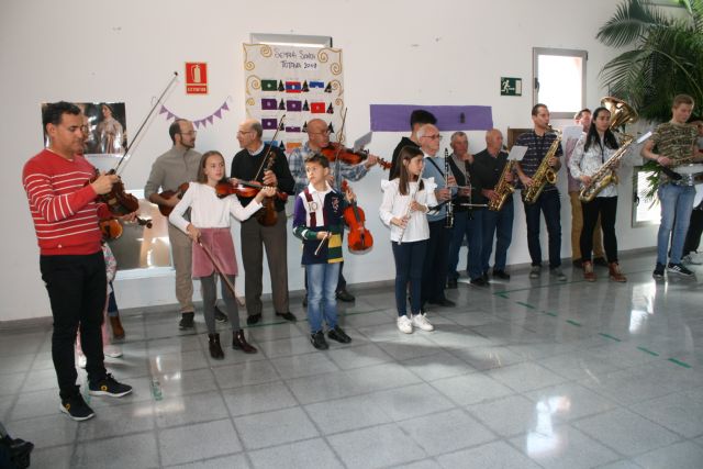La Orquesta de La Dolorosa y la Banda de La Verónica ofrecen un concierto a los usuarios de los dos Centros de Día de Discapacidad de Totana con motivo de la Semana Santa