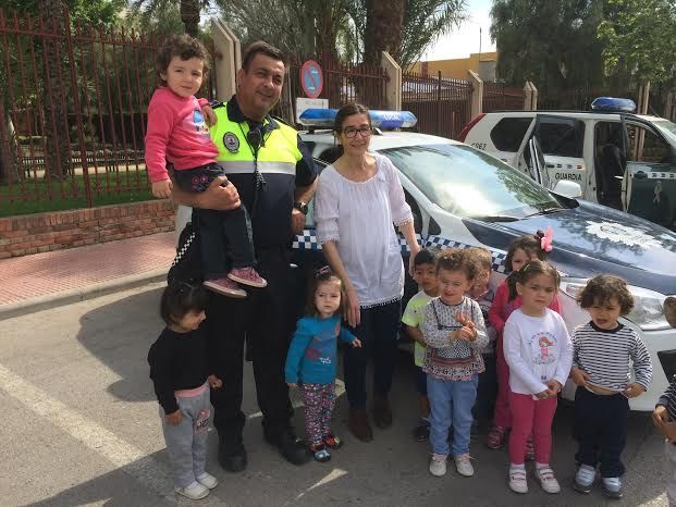 Alumnos de la Escuela Infantil 'Clara Campoamor' participan en una actividad