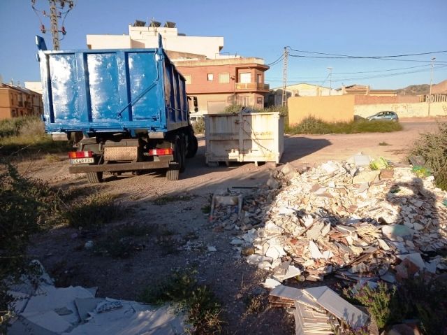 Realizan trabajos de limpieza integral en diferentes espacios y vertederos incontrolados de la periferia, situados en los barrios de Triptolemos y San José, respectivamente