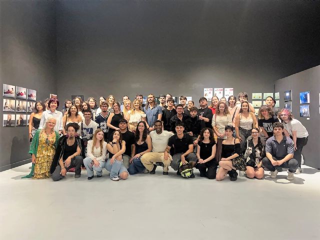 Alumnado de la Escuela de Arte expone sus trabajos de fotografía y joyería en el centro cultural Puertas de Castilla