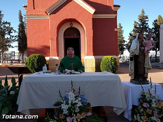 El Cementerio Municipal 'Nuestra Señora del Carmen' acogió la celebración de una misa con motivo de la onomástica de la virgen