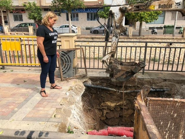 Ejecutan obras de reparación puntual en dos tramos de alcantarillado en la Avda. Rambla de La Santa que estaban ocasionando molestias a los vecinos