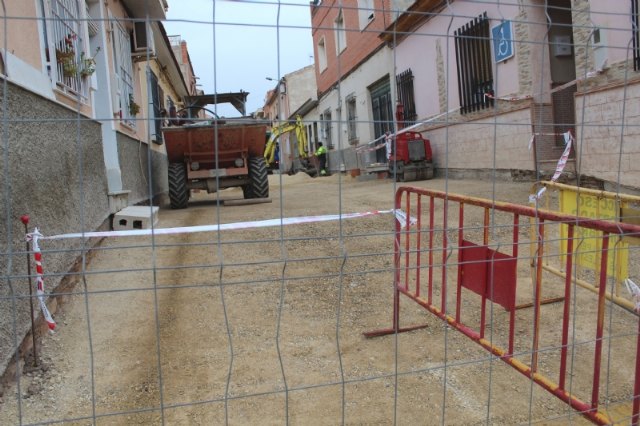 Entran en su última fase las obras de renovación de servicios y adoquinado mediante plataforma única en la calle Romualdo López Cánovas
