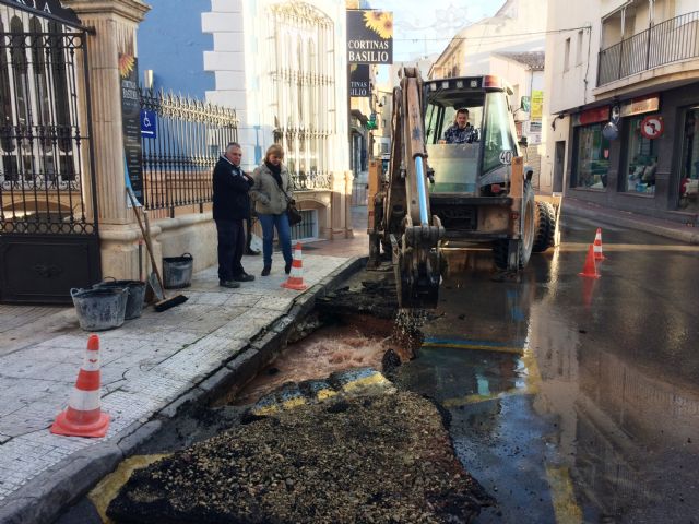 Se corta el suministro del Servicio de Agua Potable por una importante rotura en la tubería de la red general a la altura de la calle Puente