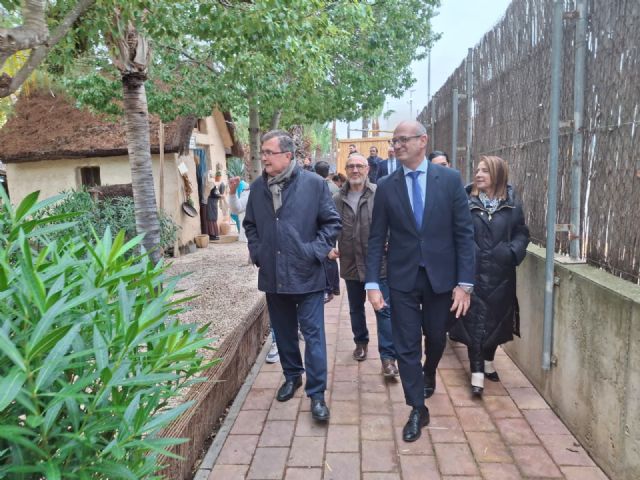 Más 150 alumnos del colegio Torreteatinos dan vida a las escenas bíblicas del belén viviente de El Raal