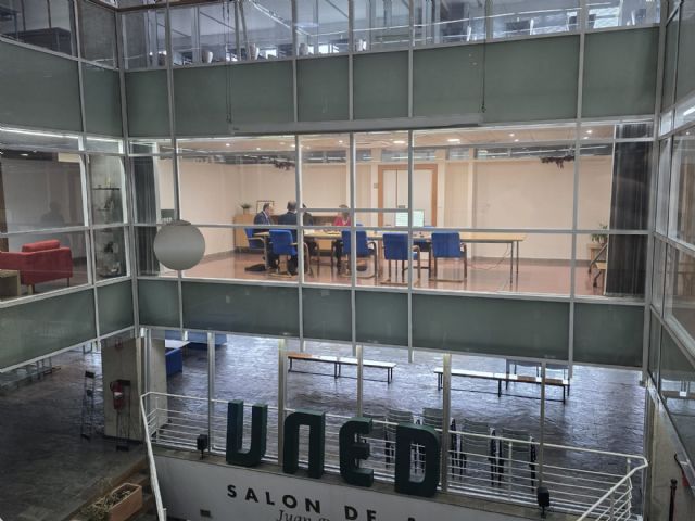 El director general de Universidades e Investigación, Antonio Caballero, destaca el crecimiento del alumnado y la mejora de los servicios en el Centro Asociado de la UNED en Cartagena