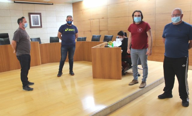 Se efectúa el sorteo para la colocación de los 32 puestos de alimentación que se instalarán ya este miércoles en el Mercadillo Semanal