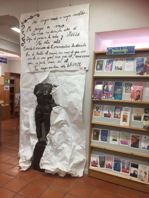 La Concejalía de Cultura ha realizado una selección de libros con la temática de la diversidad con motivo de la Semana por el Respeto y la Igualdad del Colectivo LGTBI en la biblioteca municipal 'Mateo García'