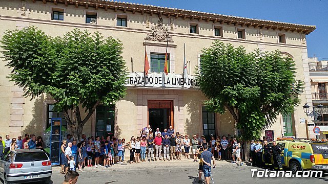 Totana se une contra el terrorismo guardando cinco minutos de silencio como muestra de respeto y apoyo a las víctimas mortales y heridos por los atentados en Barcelona y Cambrils