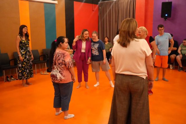 Política Social inaugura 'Disca Club', un espacio de ocio adaptado en el centro de día para personas con discapacidad de La Unión