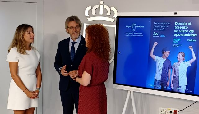 Los asistentes a la feria de empleo y formación de la Comunidad podrán dejar su currículum a las empresas presentes con una pulsera digital